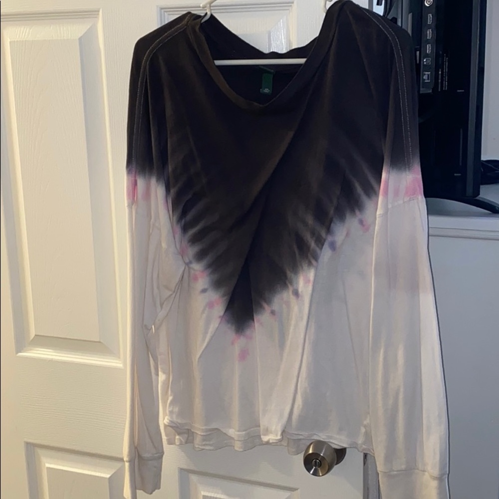 Very cute, relaxed fit tie dye long sleeve shirt